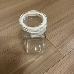 ダイソー　ワンプッシュで開閉できる保存容器の画像