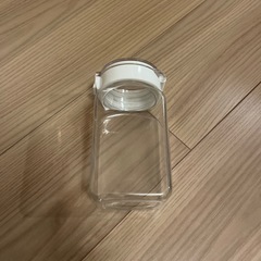 ダイソー　ワンプッシュで開閉できる保存容器の画像
