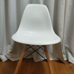 白い椅子の画像