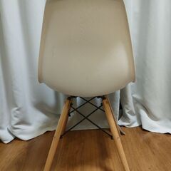 白い椅子の画像