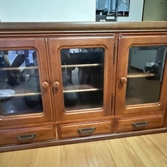 木製ガラス扉キャビネット 棚 引き出し付きの画像