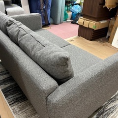 人気のグレーカラーの2人掛けソファーの画像