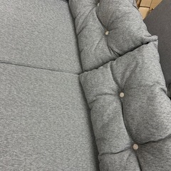 人気のグレーカラーの2人掛けソファーの画像