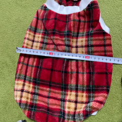 赤チェック柄犬用服の画像