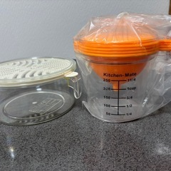 【新品】計量カップ？　と蓋付き丸型野菜おろし器の2点の画像