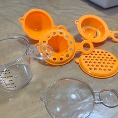 【新品】計量カップ？　と蓋付き丸型野菜おろし器の2点の画像