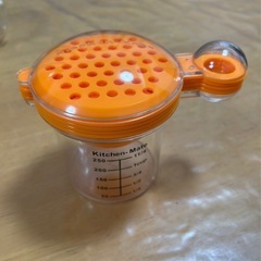 【新品】計量カップ？　と蓋付き丸型野菜おろし器の2点の画像