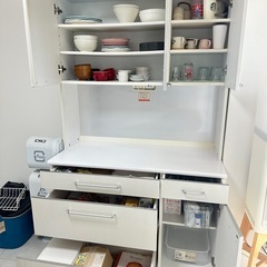 狭い部屋でも料理の幅が広がるニトリの食器棚の画像