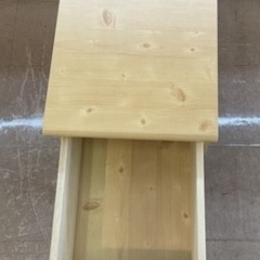 ガラスの窓がオシャレな棚の画像