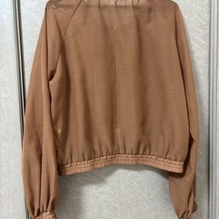 earth music&ecologyの薄手ブルゾンとブラウス の画像