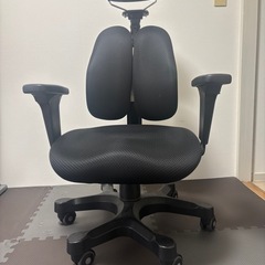 デスクとチェアの画像