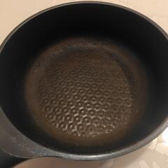 使い古されたフライパンの画像