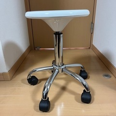 キャスター付き椅子の画像