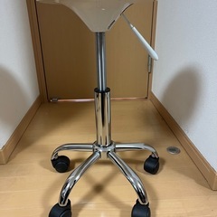 キャスター付き椅子の画像