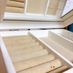 高級感のある白いアクセサリーBOXの画像