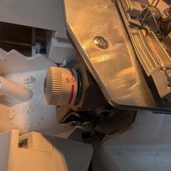 今日夕方まで限定値下げ ロックミシン  2本針4本糸 布端処理 家庭用ミシン JUKI製 mo-50en 付属品完備の画像