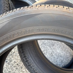 サマータイヤ
(YOKOHAMAタイヤ 225/55R/18 98H)の画像
