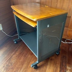 もらってください！パソコンデスクの画像