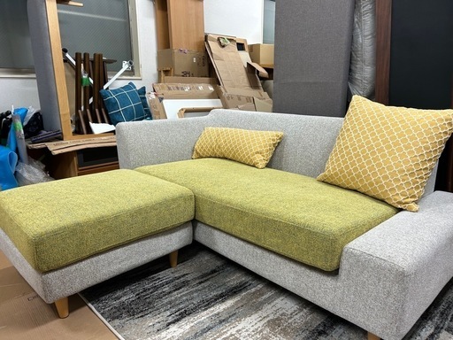 斬新なデザインのオットマン付カウチソファー