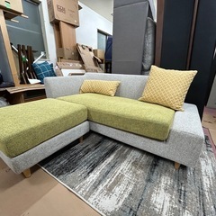 斬新なデザインのオットマン付カウチソファーの画像