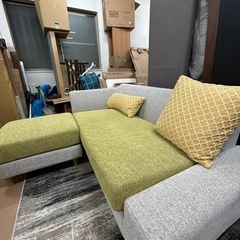 斬新なデザインのオットマン付カウチソファーの画像