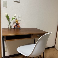 シンプル木製デスク＆ホワイトチェアセット現金でお願いしますの画像