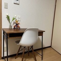 シンプル木製デスク＆ホワイトチェアセット現金でお願いしますの画像