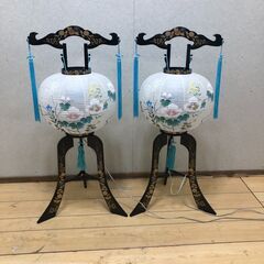 回転行灯 尾花型 一対 ペア 盆提灯 回転灯付き 木製台座 花柄 回転行燈　【糸島市内 送料無料】250811-2の画像