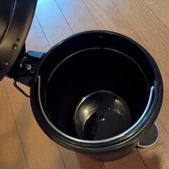 ふた付き 5L容量 おしゃれ スチールダストボックス ゴミ箱　静音 ペダル式ペール丸形　黒✕シルバーの画像