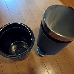 ふた付き 5L容量 おしゃれ スチールダストボックス ゴミ箱　静音 ペダル式ペール丸形　黒✕シルバーの画像