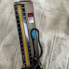 昔の血圧測定器の画像