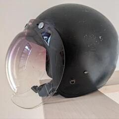 バイク　黒色のジェットヘルメット　シールド付きの画像