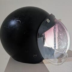 バイク　黒色のジェットヘルメット　シールド付きの画像