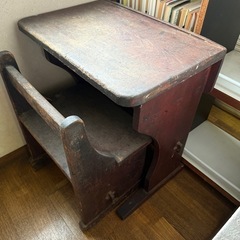 小さい木の机と椅子、レトロの画像