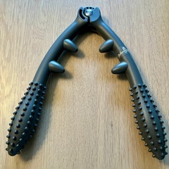 ネックマッサージャー スパイク付き グレーの画像