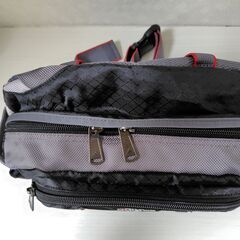 adidasのボディバッグの画像