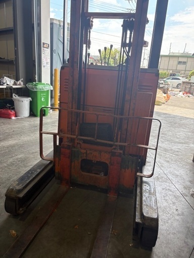 トヨタ リーチ式電動フォークリフト