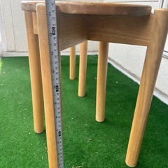木製　丸椅子二脚の画像