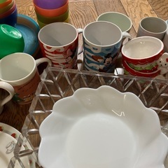 お皿、マグカップ、コップなどの画像