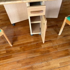 テーブルとイスの画像