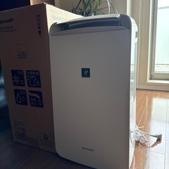 シャープ 冷風 衣類乾燥 除湿機 CMS100W 室温差約-10°冷風 プラズマクラスター 7000 消臭 カビ抑制 梅雨 パワフル除湿 上下 オートルーバーの画像