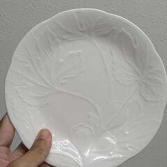 おしゃれな模様の白いお皿の画像