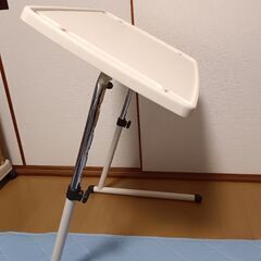 折りたたみ式テーブルの画像