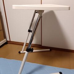 折りたたみ式テーブルの画像