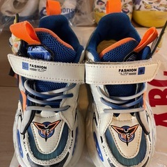 子供靴  光るキッズ　シューズ 17.0cm17.5cm 18.0cmまとめ9点 マジックテープなので、お子様でも簡単に脱ぎ履きできます未使用近い～ 　の画像