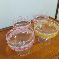 かき氷、デザートなど足付きガラスカップ  一つでは４５０円の画像