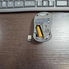 ワイヤレスキーボードとマウスの画像
