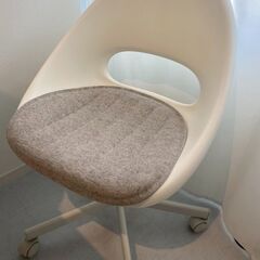 【8/20までお譲り希望】
IKEA　回転チェア＋パッドの画像