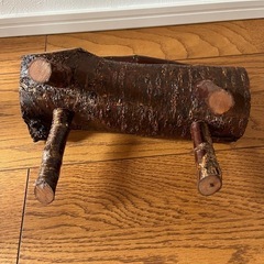小さい木のベンチの画像