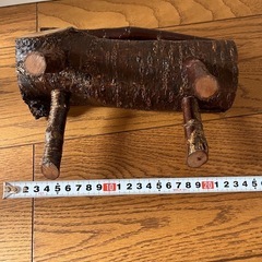 小さい木のベンチの画像